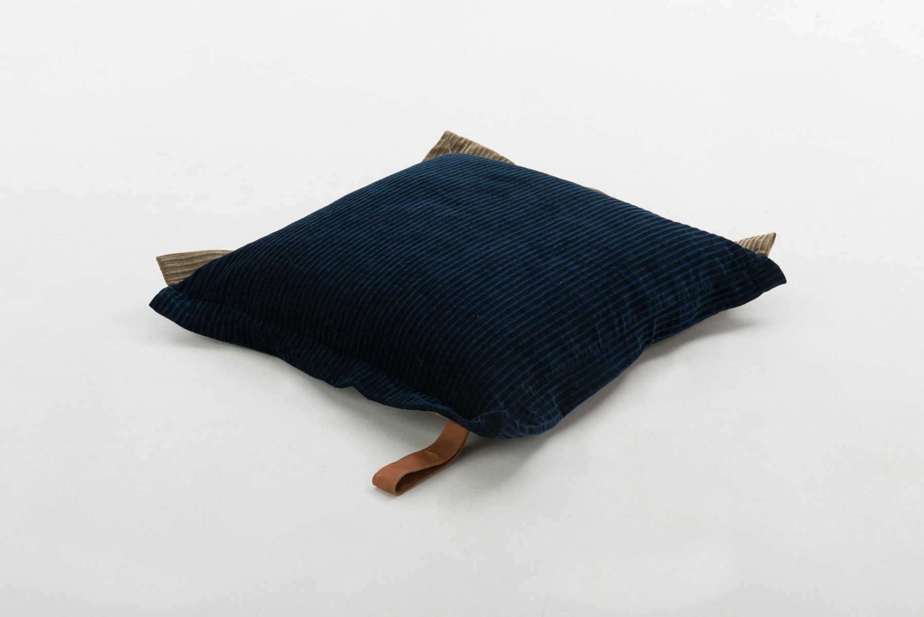 Floradora_voorzijde bodega navy 49, achterzijde shitake 124_hengsel leder cognac_80x80cm2