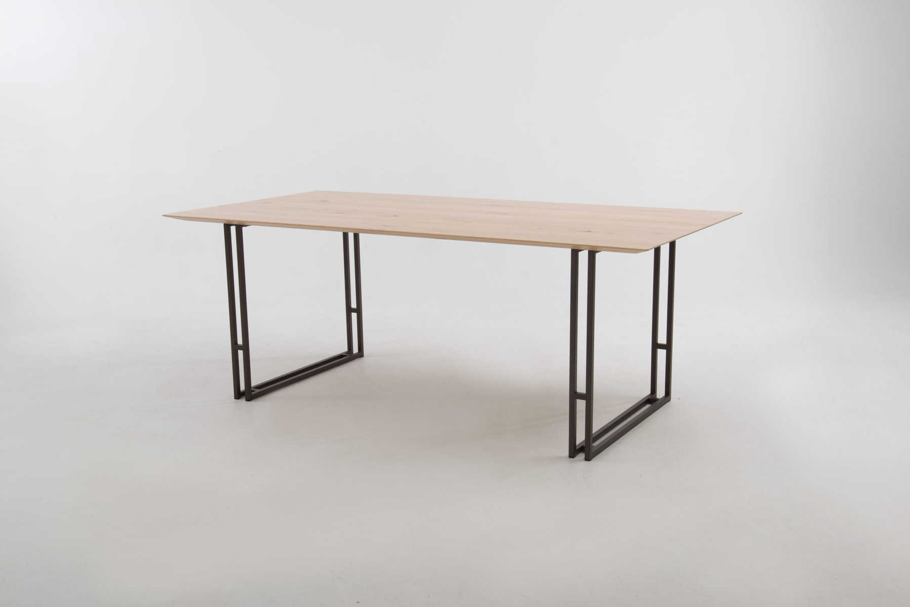 Gusto_eiken rustiek bianco lak_onderstel BP404 marron_200x100x75cm2