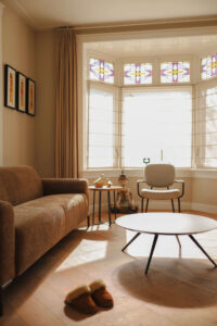 Een eenvoudig interieur gezellig maken- 10 tips voor warmte en persoonlijkheid
